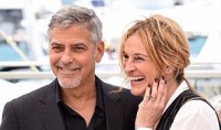 Julia Roberts and George Clooney are having fun on the red carpet of the Cannes Film Festival